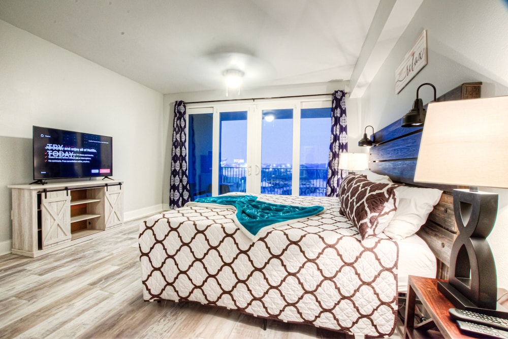 Laketown Wharf Resort by Aneliya's Rentals - photo 261