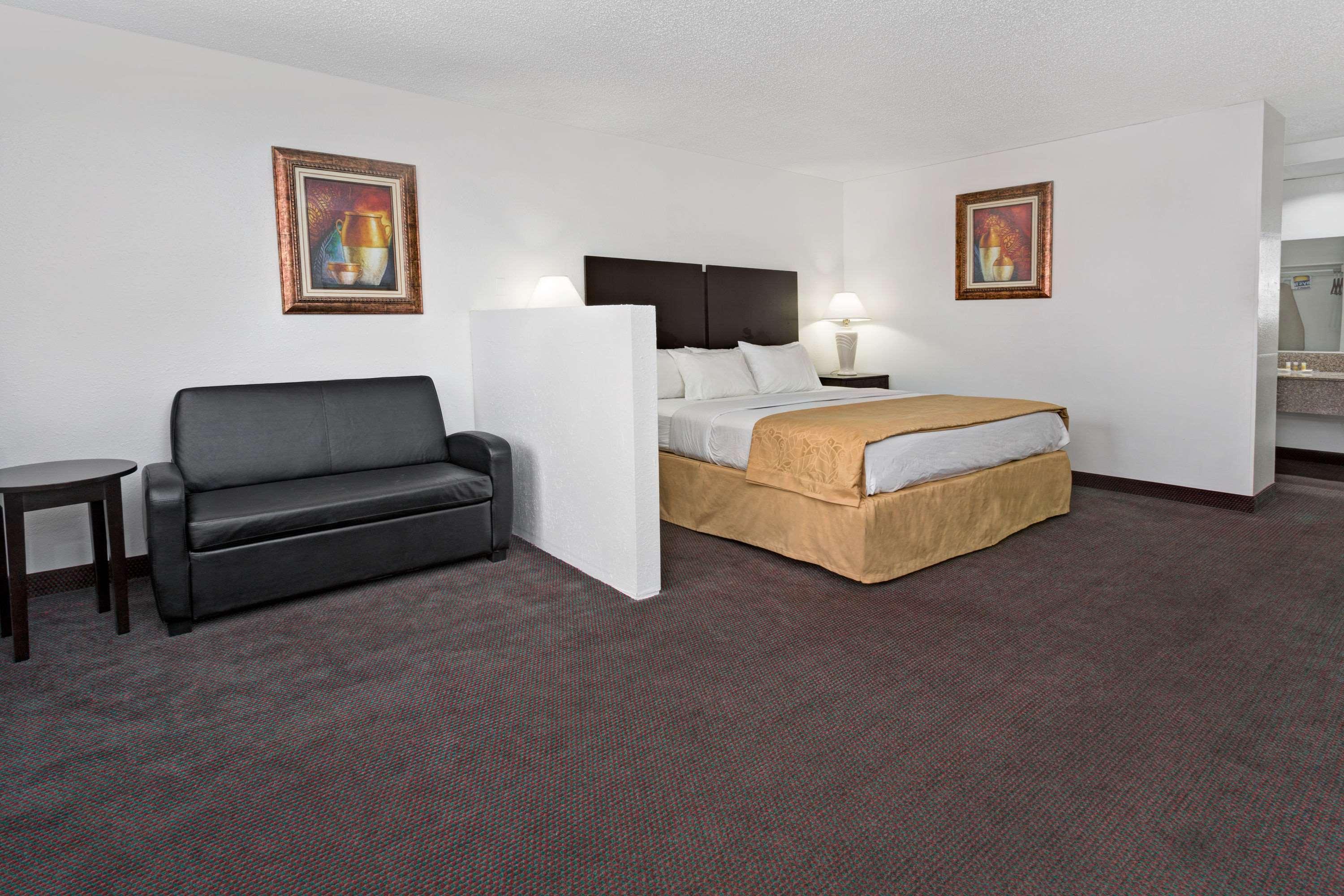Days Inn & Suites by Wyndham Santa Rosa - photo 4
