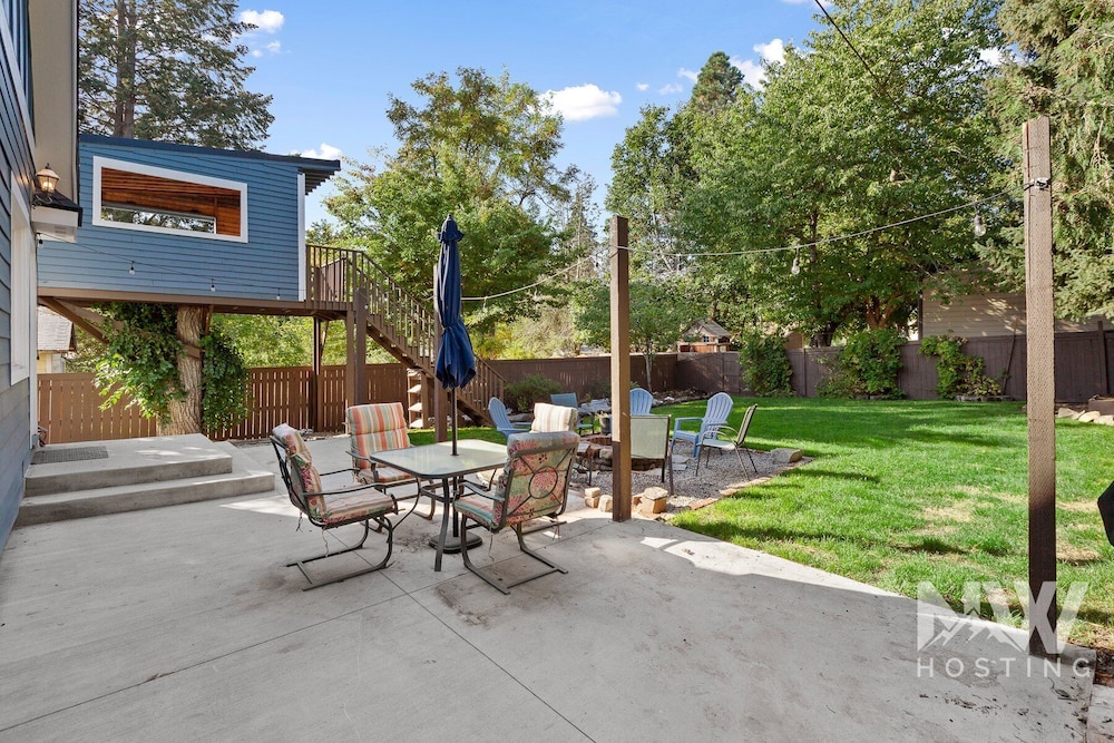 Cozy Farmhouse w Treehouse Fire Pit 1 Mile to Beach Close to Skiing Adventures 1226 — 4-Star Luxury Hotel in Coeur D'alene, United States