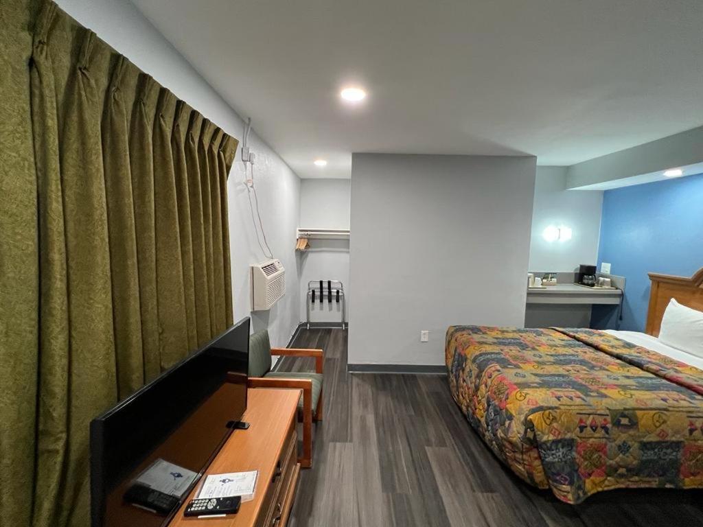Bishop Elms Motel - photo 8
