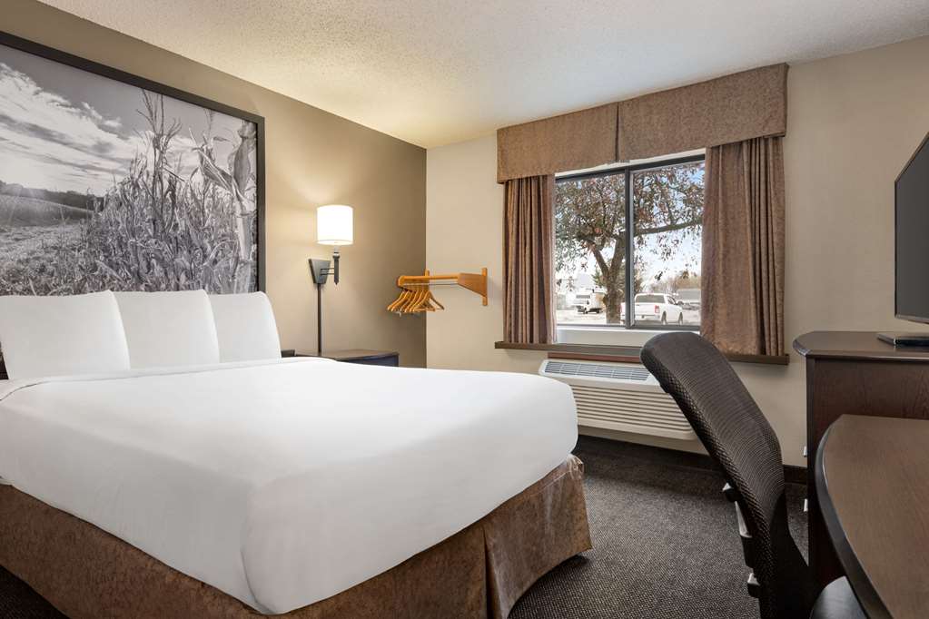 Super 8 by Wyndham Lincoln North - photo 30