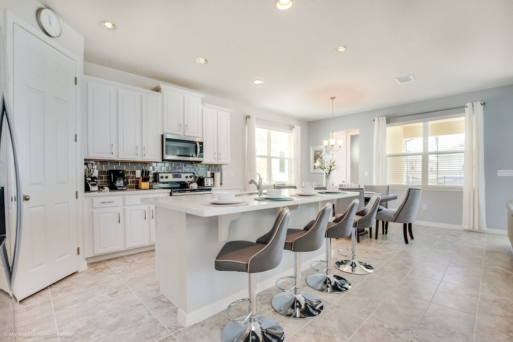 Beautiful 4 Bed With Pool & Spa - photo 14