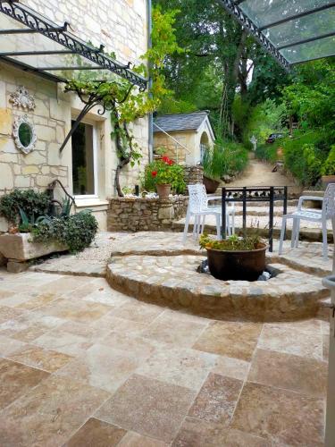 Les Troglos de Cumeray - carbon neutral hotel in Unknown City
