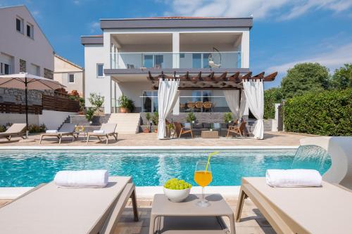 Villa Peregrine — 4-Star Luxury Hotel in Pakostane, Croatia