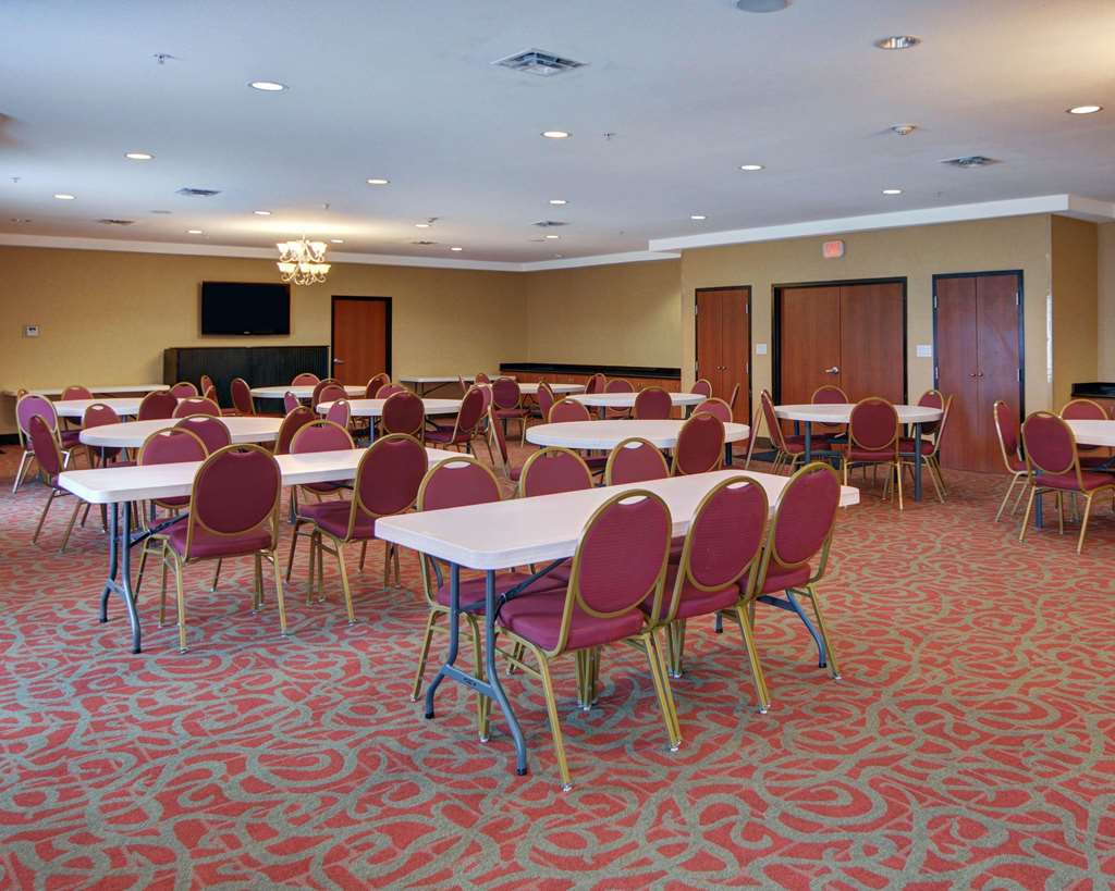 Quality Suites Near Cedar Creek Lake - photo 26