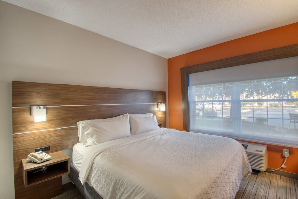 Holiday Inn Express Hotel & Suites Oshkosh by IHG - photo 30