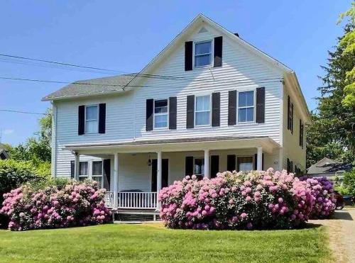 Historic Colonial Pool Walk to Town — hotel in Litchfield