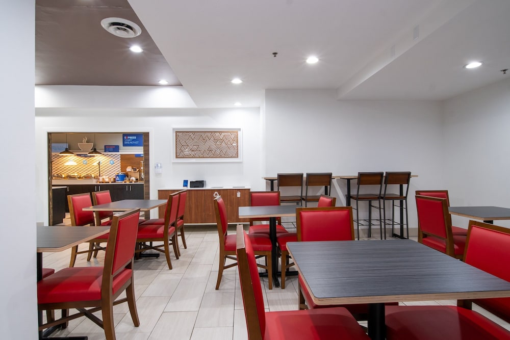 Holiday Inn Express Hotel & Suites Bedford by IHG - photo 41