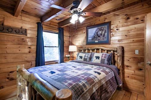 Cabin in the Woods with Hot Tub — 4-Star Luxury Hotel in Sevierville, United States
