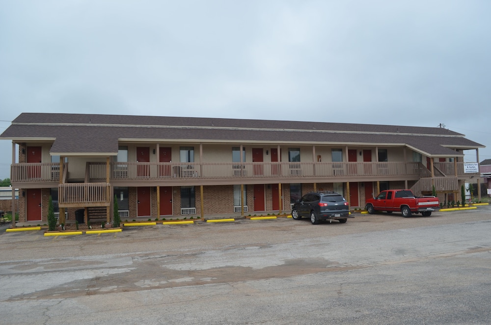 Granbury Inn & Suites - photo 2