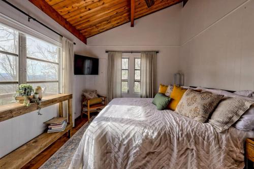 Chacos Cabin — 4-Star Luxury Hotel in Franklin, United States
