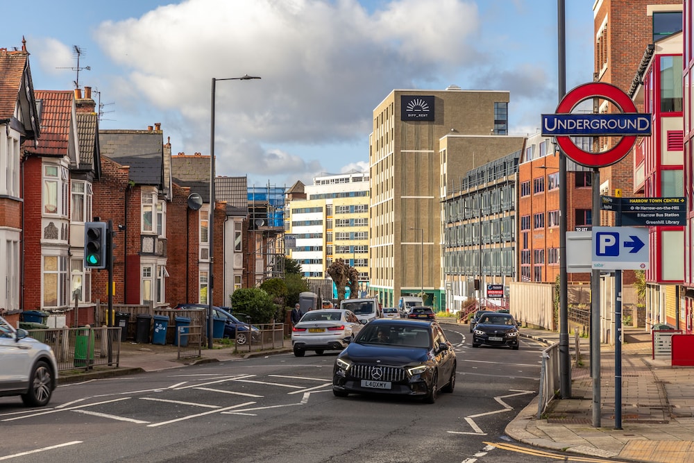 Diff Rent Living — 4-Star Luxury Hotel in Harrow, United Kingdom
