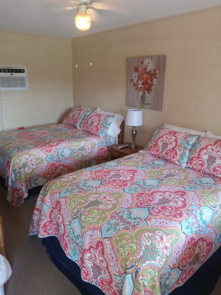 Cedar Falls Motel - photo 7