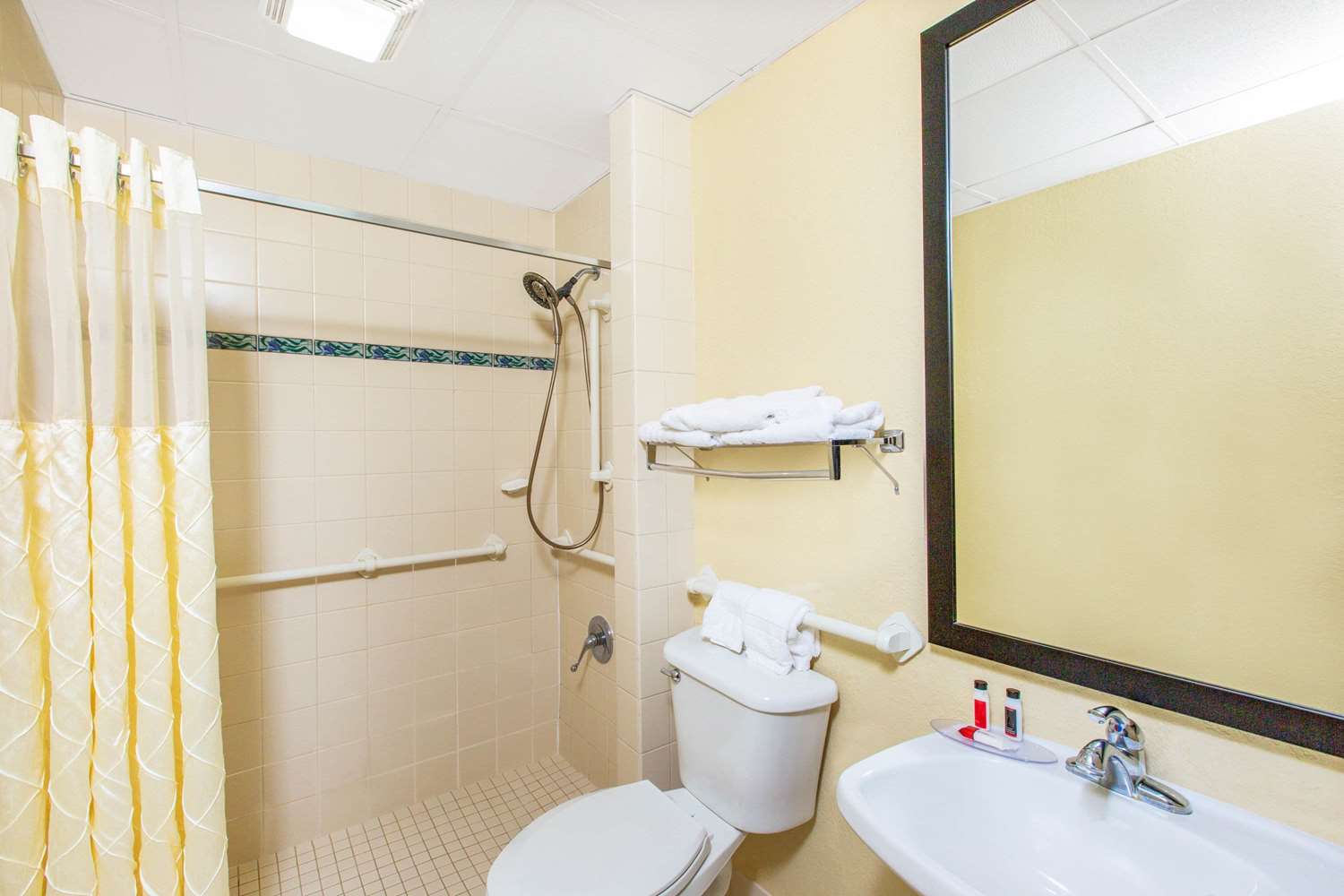 Days Inn and Suites by Wyndham Coralville Iowa City - photo 23