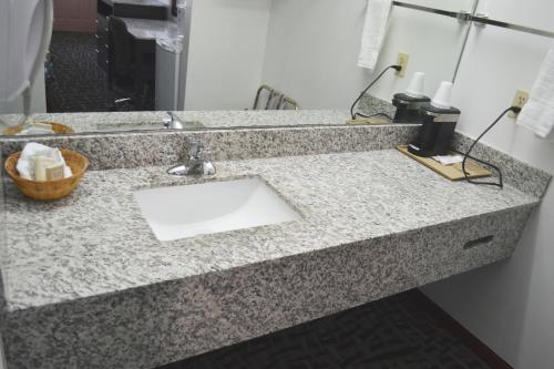 Relax Inn Motel & Suites - photo 18