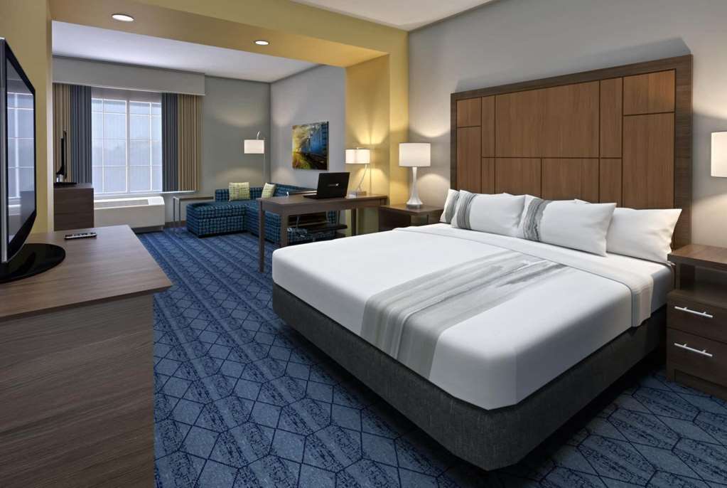 La Quinta Inn & Suites by Wyndham Round Rock near Kalahari - photo 14