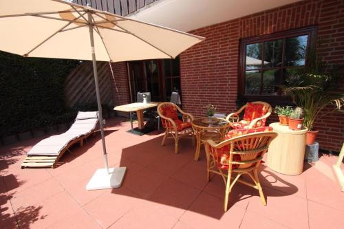 Landhaus am See mit Strandkorb an der Ostsee — 4-Star Luxury Hotel in Scharbeutz, Germany