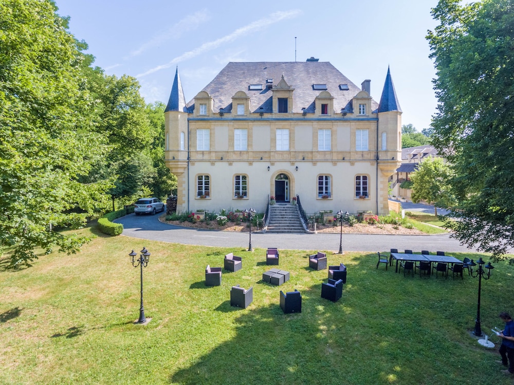 Château De Puy Robert — 4-Star Luxury Hotel in Montignac, France
