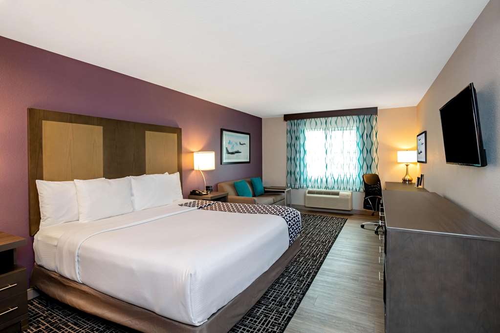 La Quinta Inn & Suites by Wyndham Las Vegas Nellis - photo 14