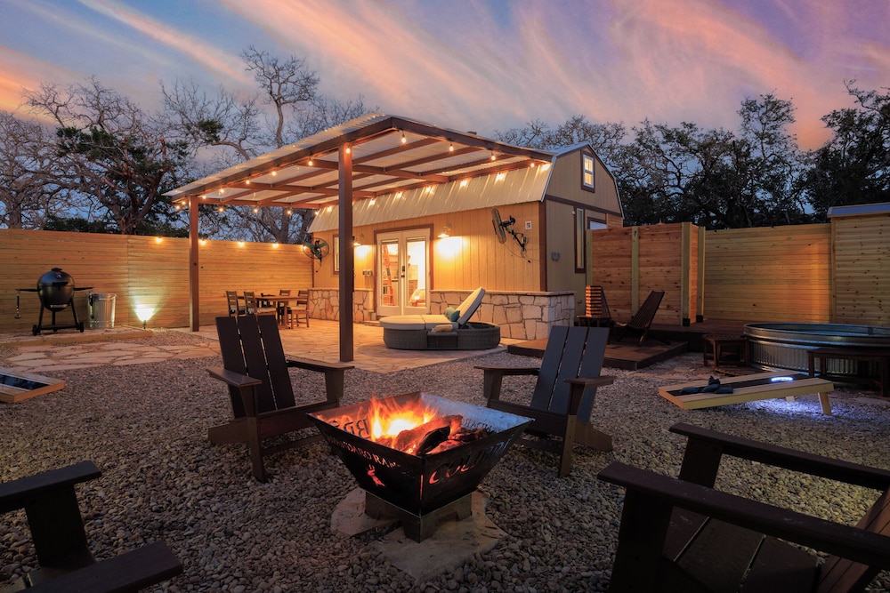Romantic Luxury Retreat hot cold pool & sauna in Wimberley, United States