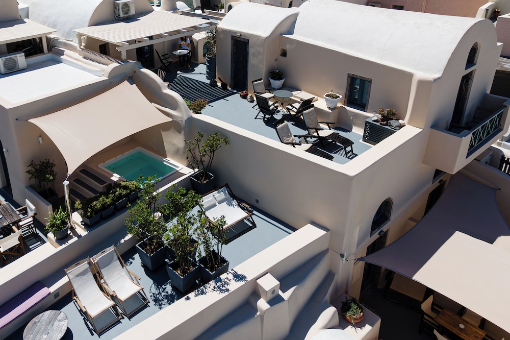 Lotza Studios — 4-Star Luxury Hotel in Oia, Greece