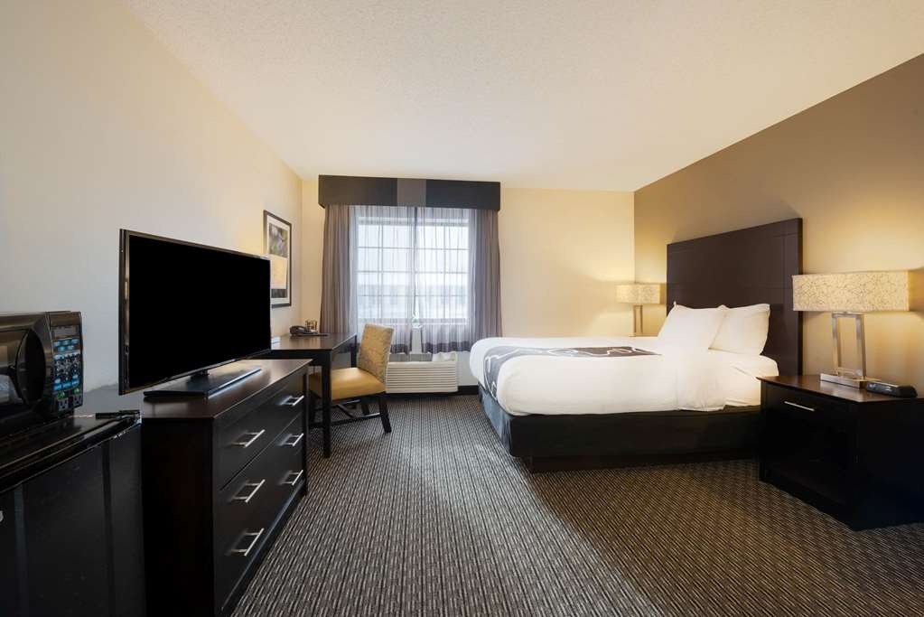 La Quinta Inn & Suites by Wyndham Cleveland Macedonia - photo 23