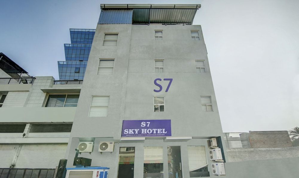 Hotel Aarav 94 — 4-Star Luxury Hotel in Indore, India