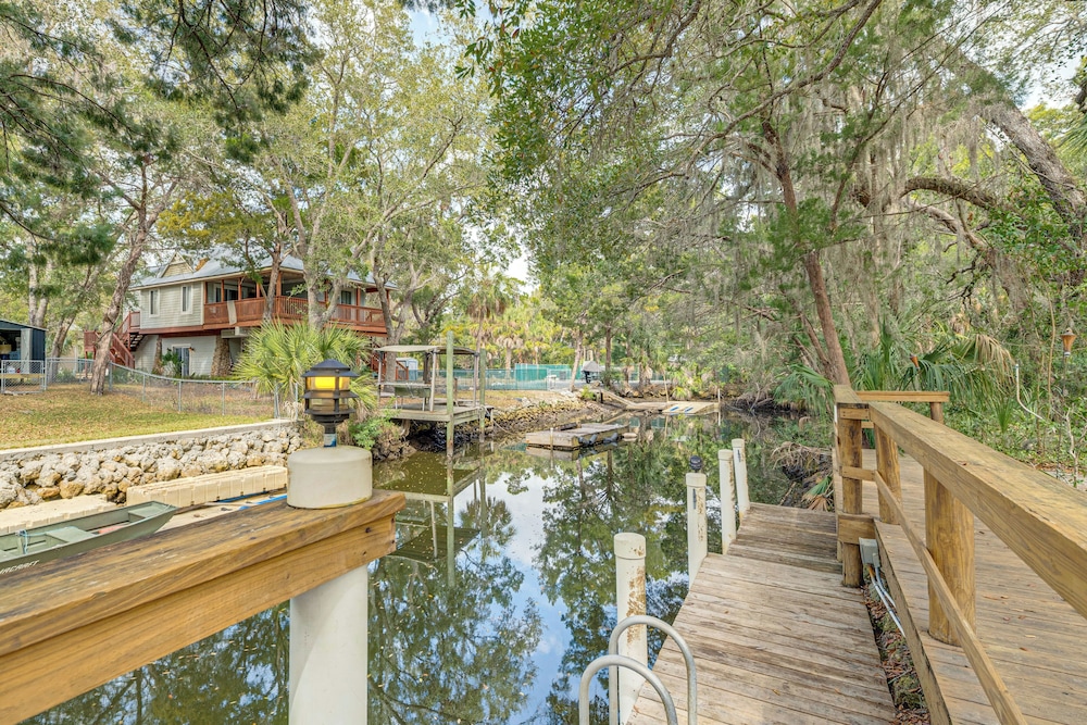 Canalfront Homosassa Escape w Private Dock — hotel in Homosassa