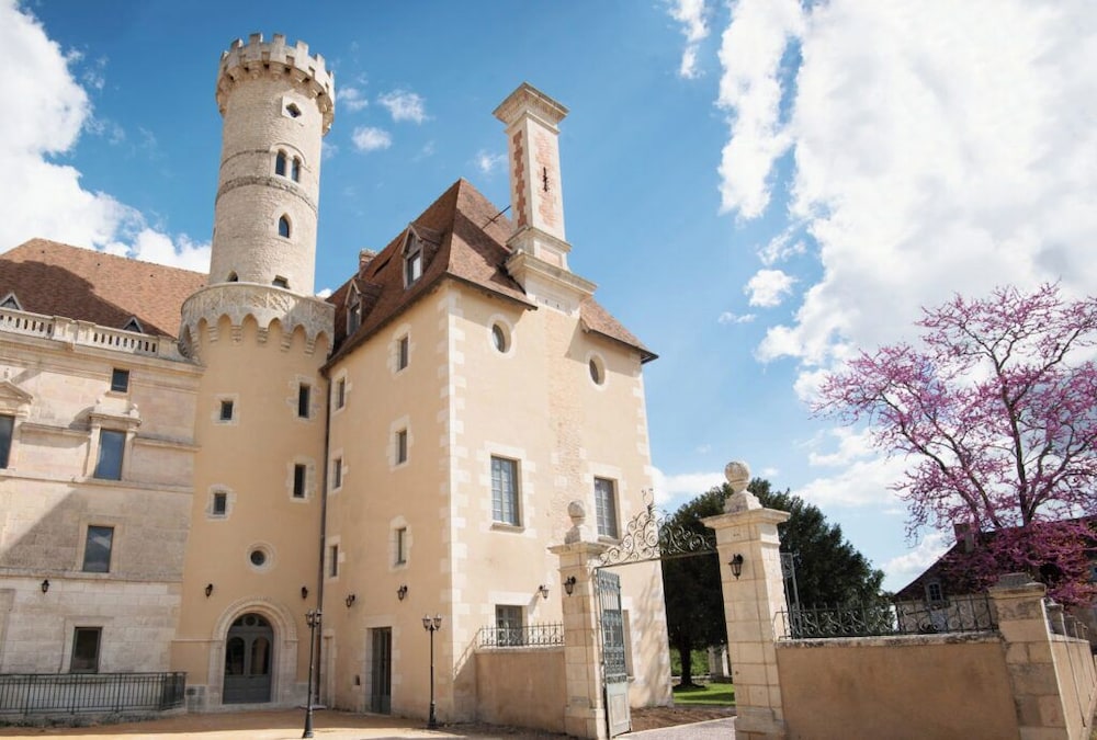 Le Logis De L Abbaye De Saint Savin — Saint Savin