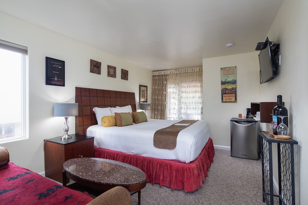 Vendange Carmel Inn & Suites - photo 17