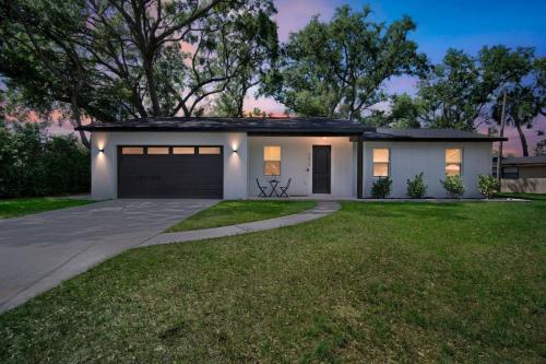 Tampa Getaway with Pickleball Court Pool and Gym in Tampa, United States