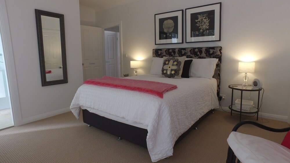 The Ridge Retreat at Mollymook — 4-Star Luxury Hotel in Mollymook, Australia