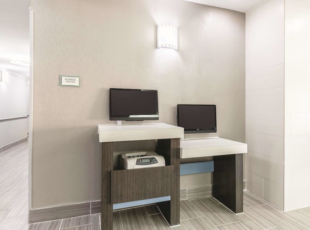 La Quinta Inn & Suites by Wyndham Houston Clear Lake NASA - photo 2