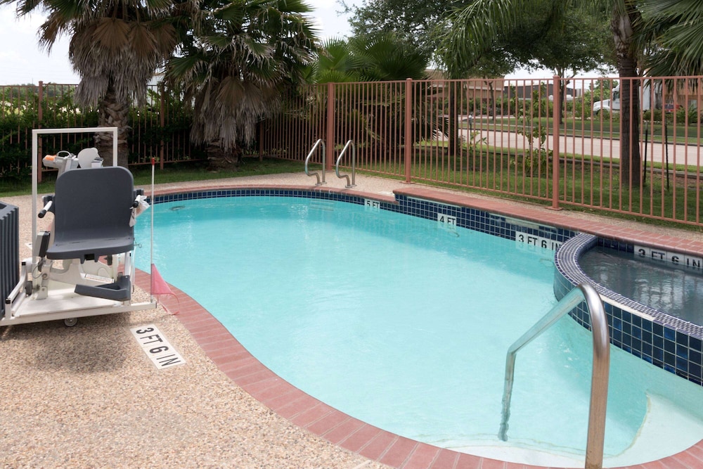 Super 8 by Wyndham Stafford Sugarland Area - photo 14
