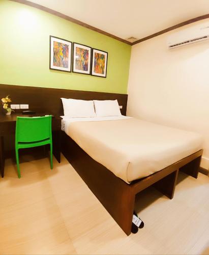 Huanying Hotel — hotel in Calapan