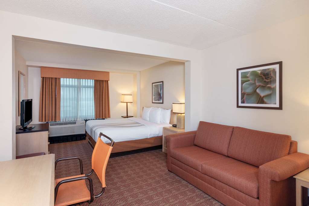 La Quinta Inn & Suites by Wyndham Garden City - photo 27