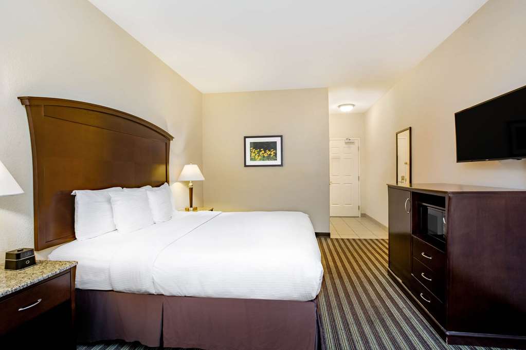 La Quinta Inn & Suites by Wyndham Fowler - photo 26