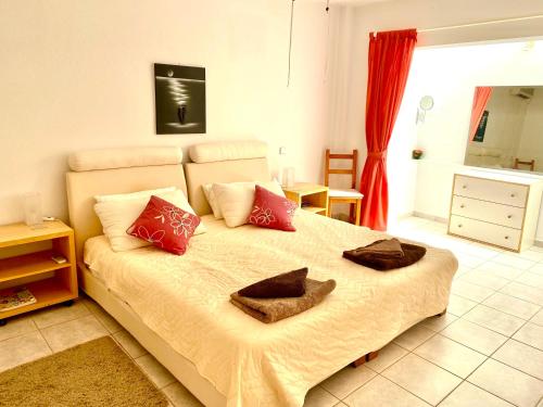 2 Bedroom Sea Side Retreat Saronida — 4-Star Luxury Hotel in Saronida, Greece
