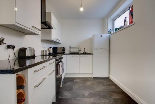 The Long Hall 2 bed ground floor annexed apartment sleeps 6 — 4-Star Luxury Hotel in Chesterfield, United Kingdom