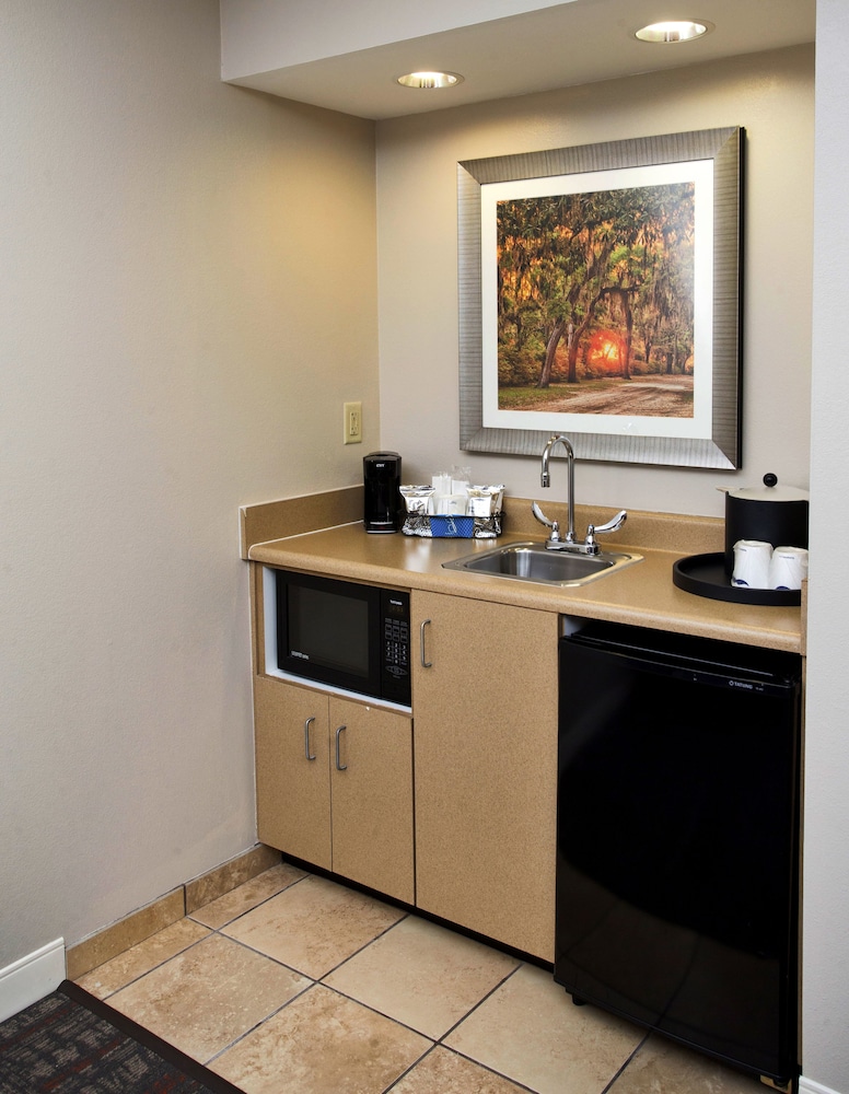 Hampton Inn & Suites Valdosta Conference Center - photo 60