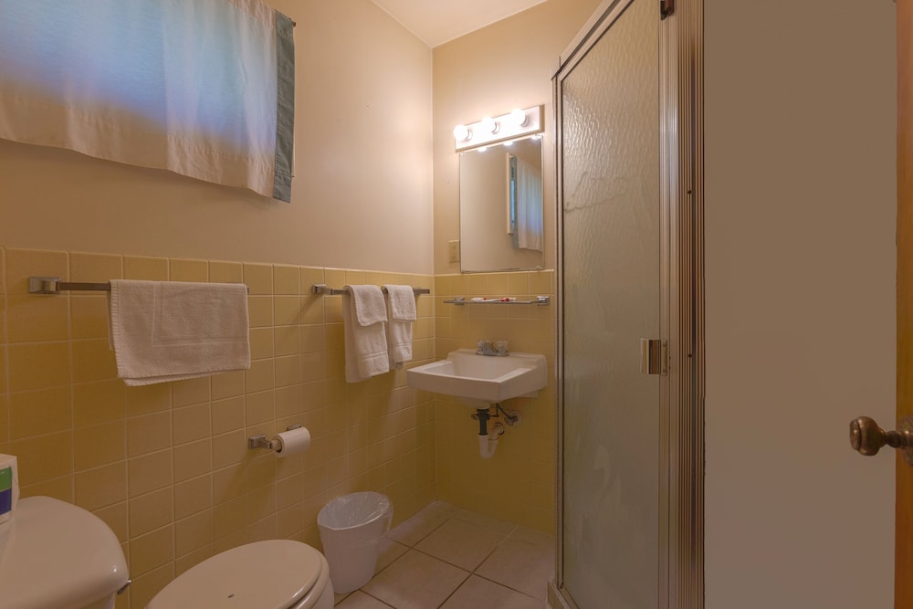 Parkside Motel by OYO Meadville Conneaut Lake - photo 46