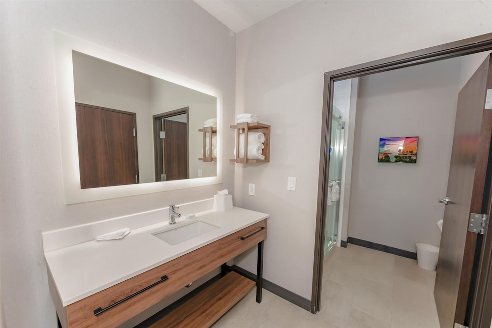 Hampton Inn & Suites by Hilton Irving Hwy 183 - photo 21