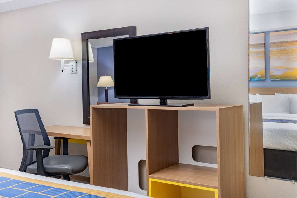 Days Inn & Suites by Wyndham Savannah Midtown - photo 34