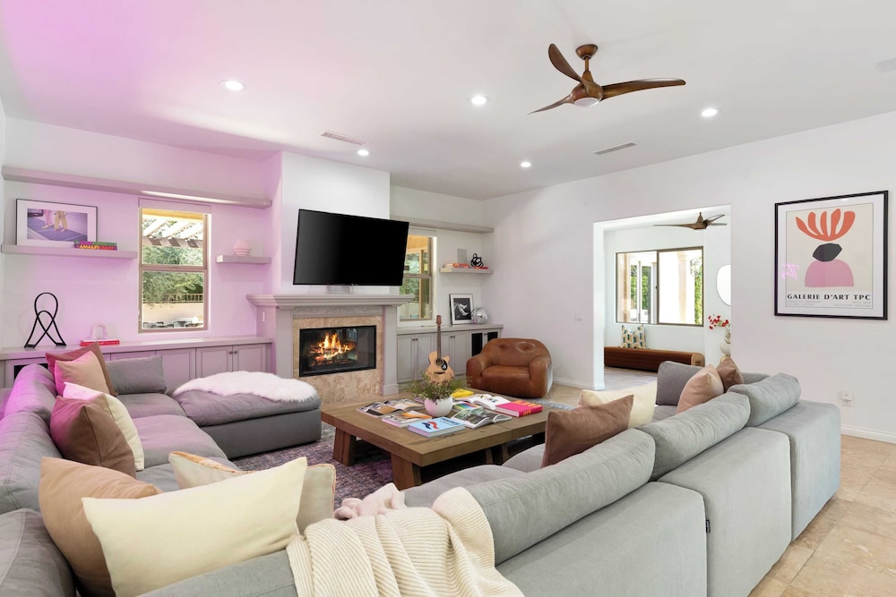 The Date Palm Estate by Avantstay Expansive Estate w Game Room Backyard Oasis w Pool & Spa - photo 9