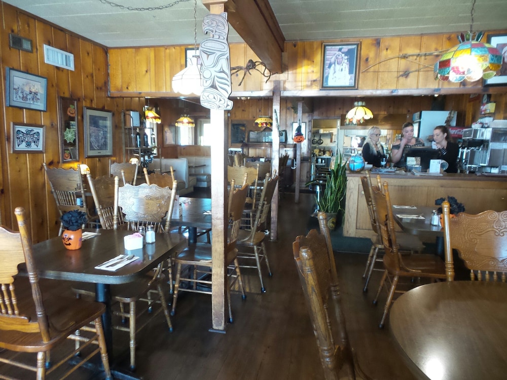 Tyee Restaurant and Hotel - photo 11