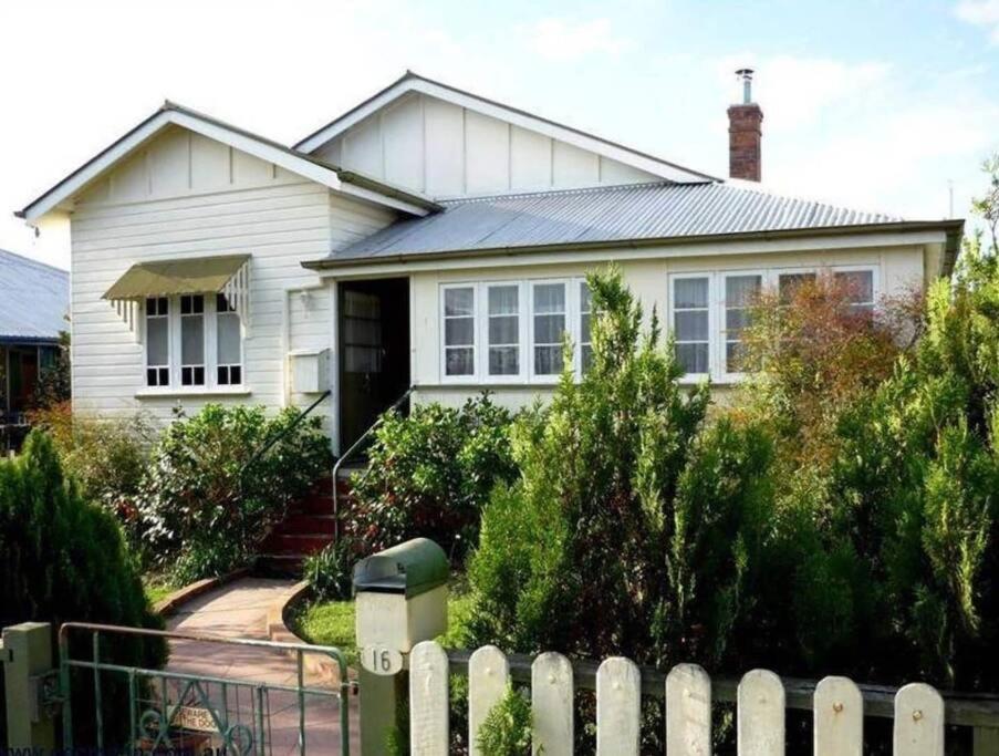 Rosellas on Corundum Cottage Treat Yourself — 4-Star Luxury Hotel in Stanthorpe, Australia