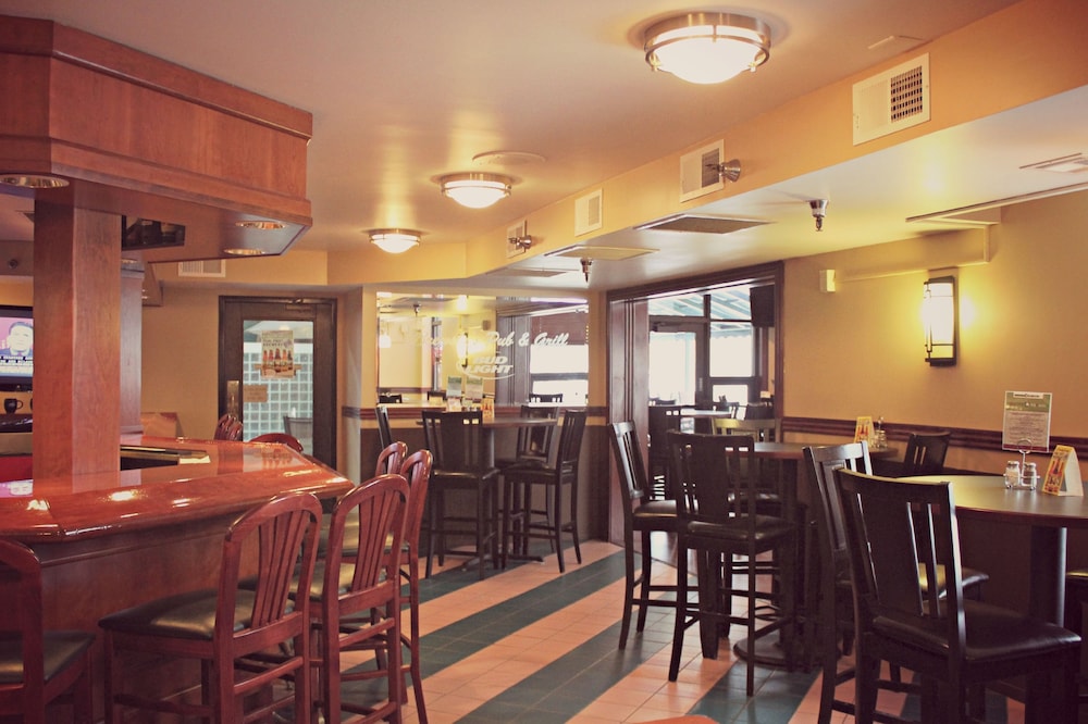 Express Suites Riverport Inn & Suites - photo 49