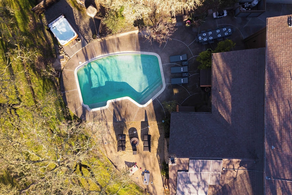 3.5 acre 5bdr Rereat w Views Pool Hot Tub Fire Pit Gable by Avantstay - photo 29