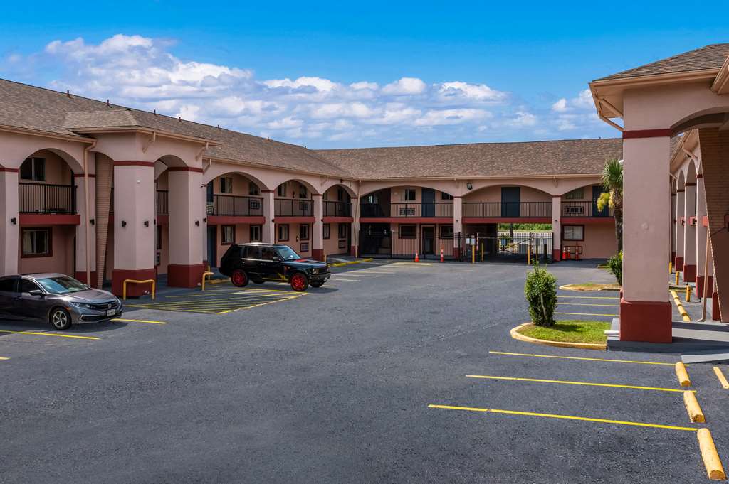 Relax Inn and Suites - photo 4