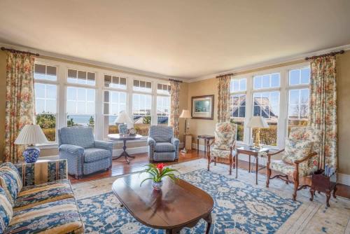 Elegant Chatham Home steps to Hardings Beach Dog Friendly — 4-Star Luxury Hotel in Chatham, United States